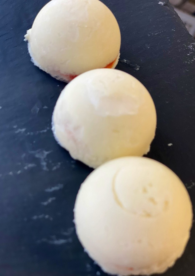 Una foto de Esferas de queso rellenas de mermelada de tomate