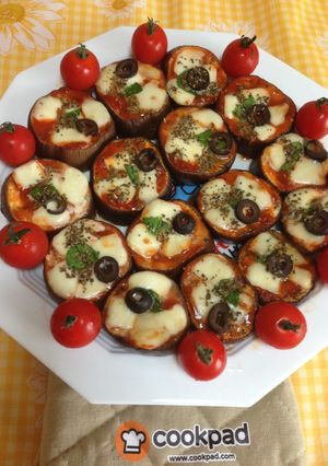 Una foto de Mini pizzas de berrejenas!