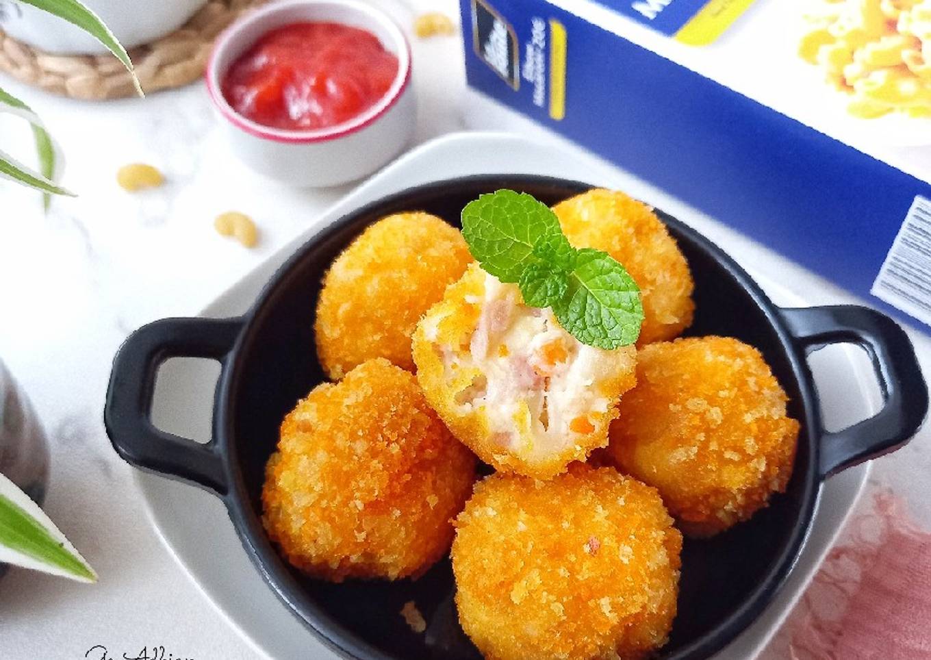 Macaroni Cheese Ball (Bitter Ballen Macaroni)