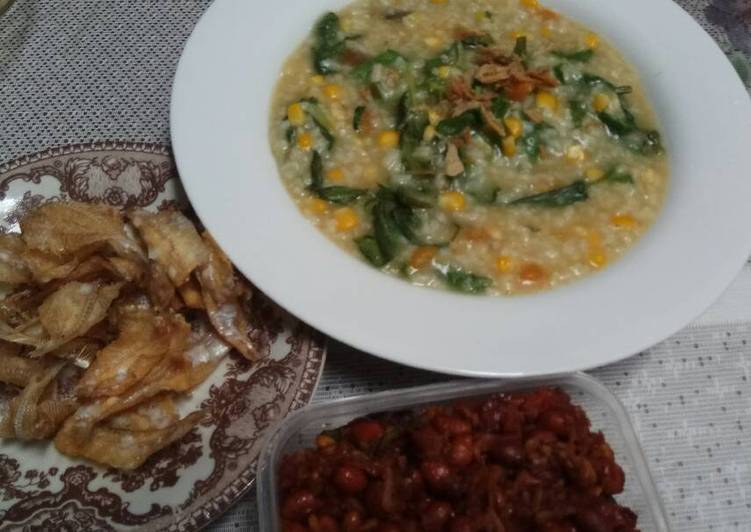 Bubur manado dan ikan asin