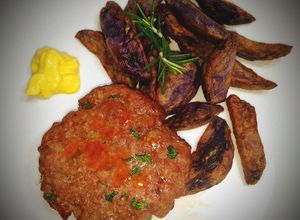 Foto di Hamburger di chianina con patate viola in friggitrice