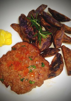 Foto di Hamburger di chianina con patate viola in friggitrice