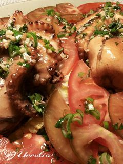 Una foto de Ensalada imperial de tomates con pulpos al ajillo