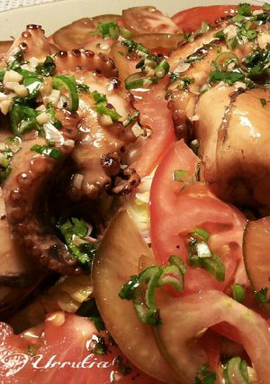 Foto principal de Ensalada imperial de tomates con pulpos al ajillo