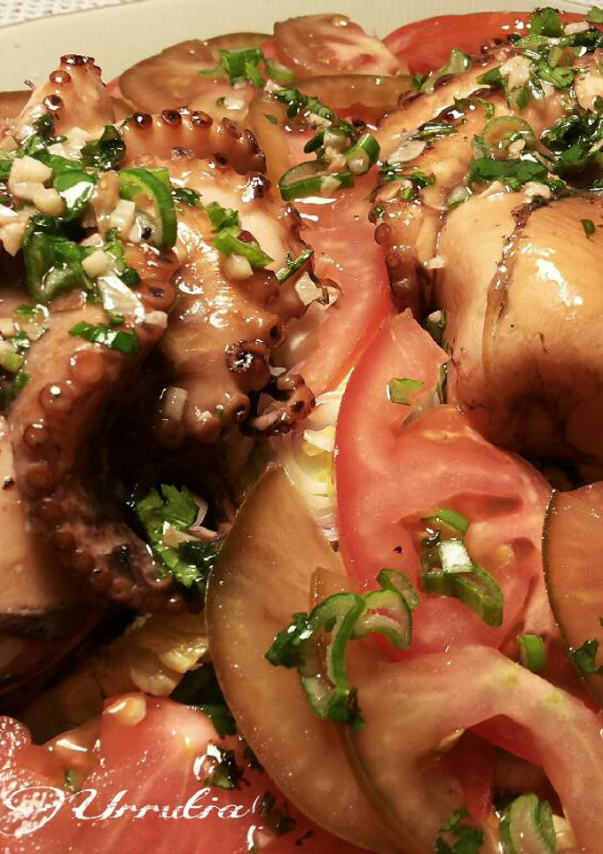 Una foto de Ensalada imperial de tomates con pulpos al ajillo