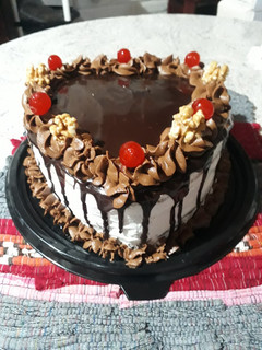 Una foto de Torta con chantilly, ganache y crema Bariloche. 🎂