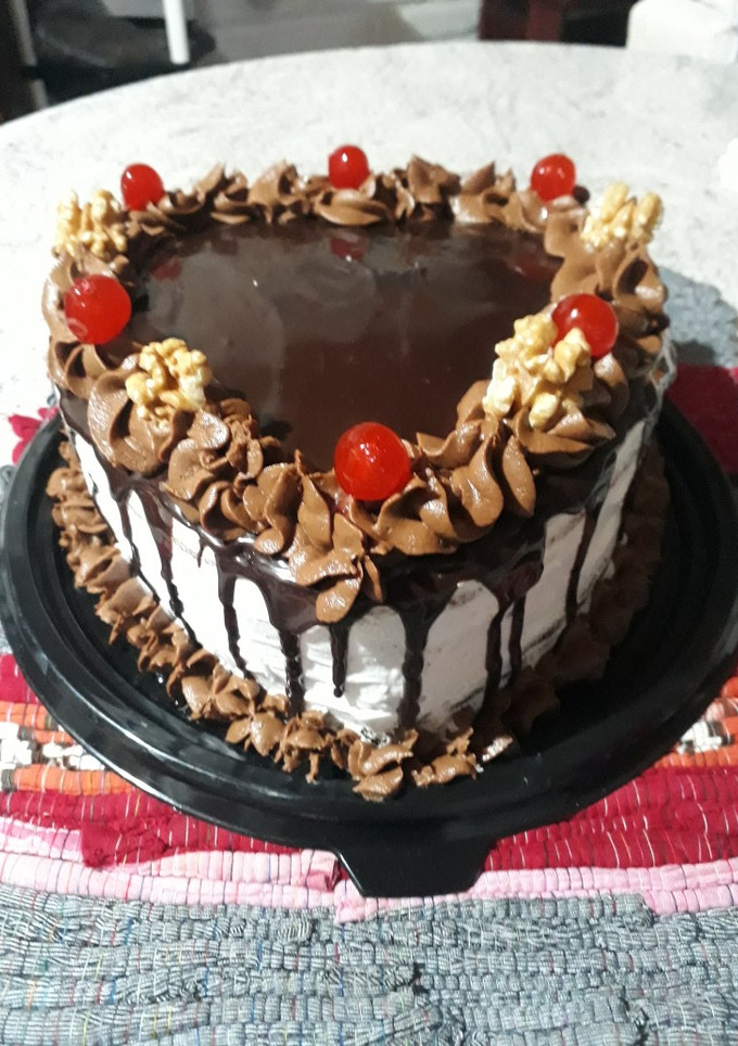 Una foto de Torta con chantilly, ganache y crema Bariloche. 🎂
