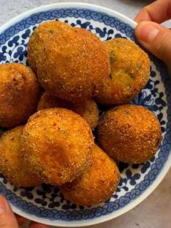 Una foto de Sopa de vegetales con croquetas de arroz