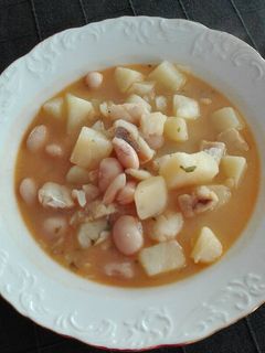 Una foto de Judías blancas con bacalao