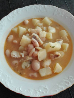 Una foto de Judías blancas con bacalao