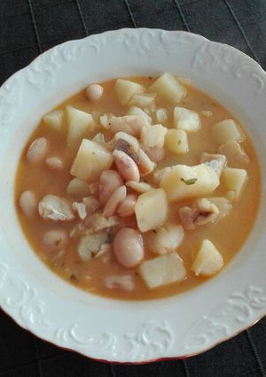 Una foto de Judías blancas con bacalao