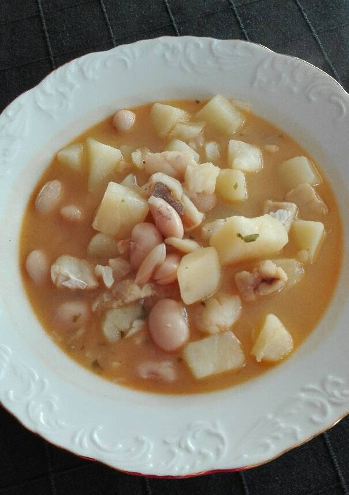 Una foto de Judías blancas con bacalao