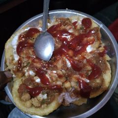 A picture of Aalu tikki with souce.