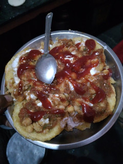 A picture of Aalu tikki with souce.