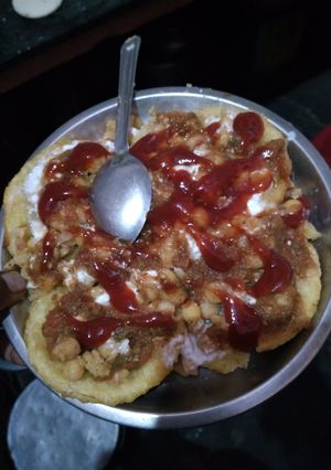 A picture of Aalu tikki with souce.