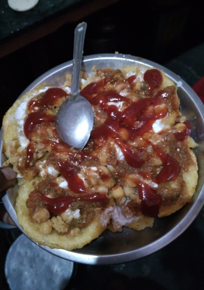 A picture of Aalu tikki with souce.
