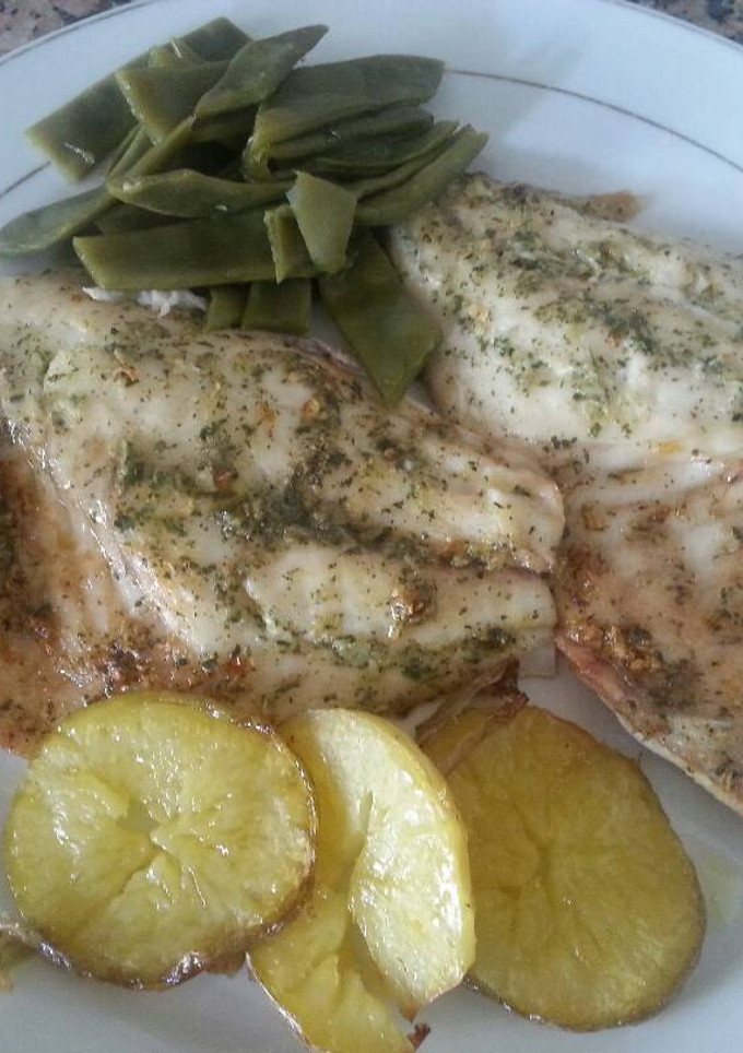 Una foto de Dorada horneada con patatas