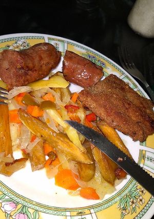 Una foto de Chorizo al horno con papas y verdura 🥕🥔🥩