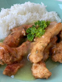 Una foto de Lemon Chicken (níng méng jī) (檸檬雞)