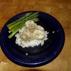 A picture of Scallops with white wine cream sauce.