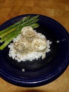 A picture of Scallops with white wine cream sauce.