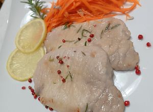 Foto di Scaloppine di lonza di maiale con salvia, rosmarino e pepe rosa