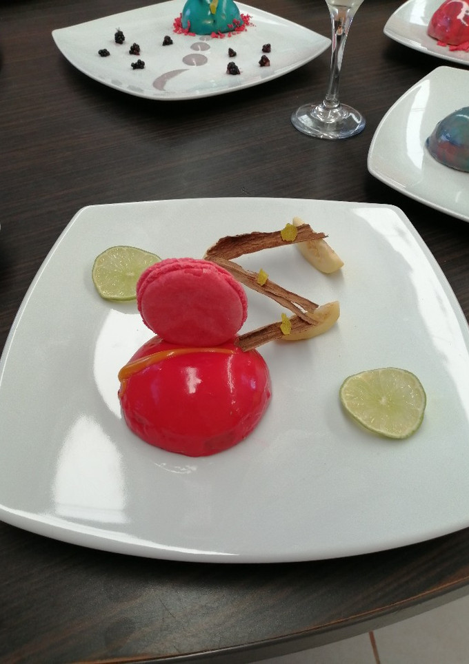 Una foto de Mousse de pilloncillo con relleno de jelly de tejocote y guayaba