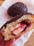 Berlinas rellenas de crema y coulis de cerezas con ganache de chocolate