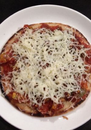 ભાખરી પીઝા (Bhakhri Pizza Recipe In Gujarati) રેસીપી મુખ્ય ફોટો
