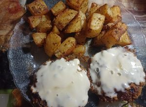 Una foto de Hamburguesas de carne caseras- papas rústicas y verdus al vapor