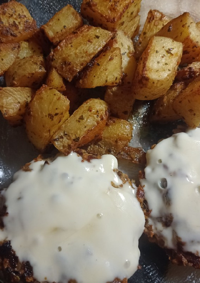 Una foto de Hamburguesas de carne caseras- papas rústicas y verdus al vapor