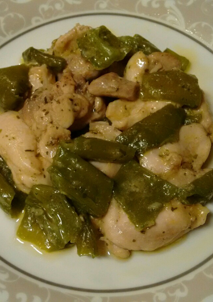Una foto de Pollo con pimientos verdes