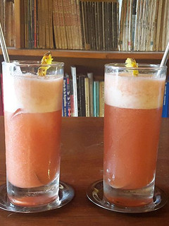 Una foto de Licuado de frutillas y ananá