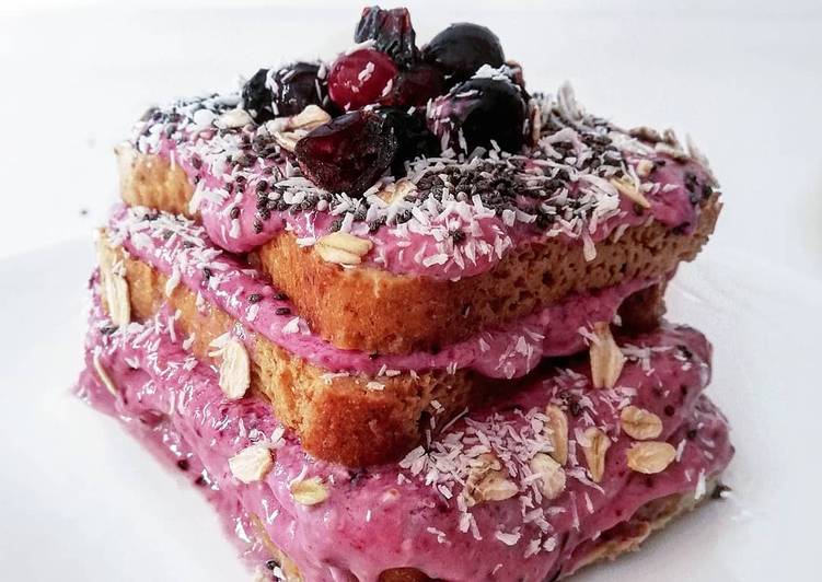 Torre di fette biscottate con smoothie ai frutti di bosco e banana