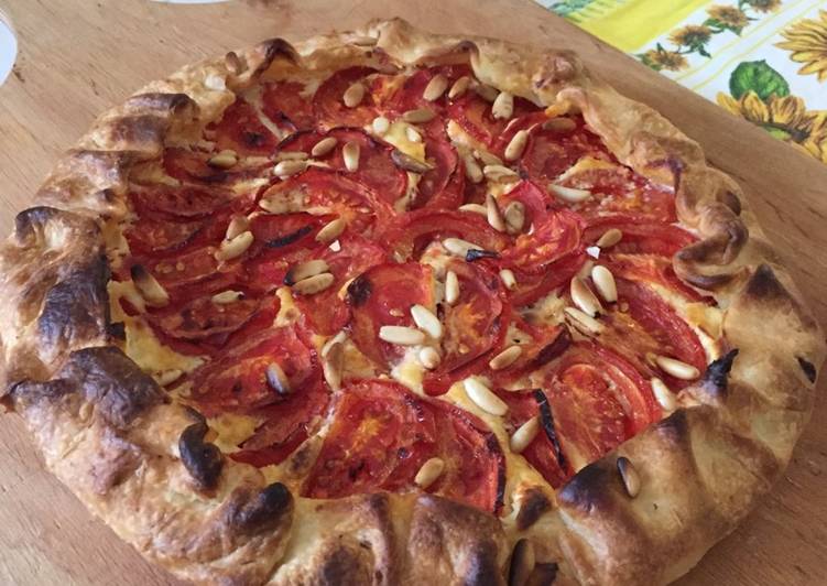 Recetta di Veloce Torta salata con salsiccia e pomodori