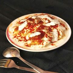 A picture of Dahi bhalle chaat.