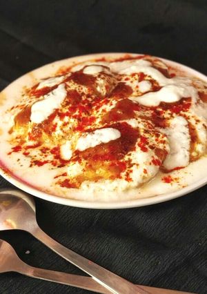 A picture of Dahi bhalle chaat.
