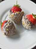 Fraises croustillantes, chocolat, corn-flakes et noisettes