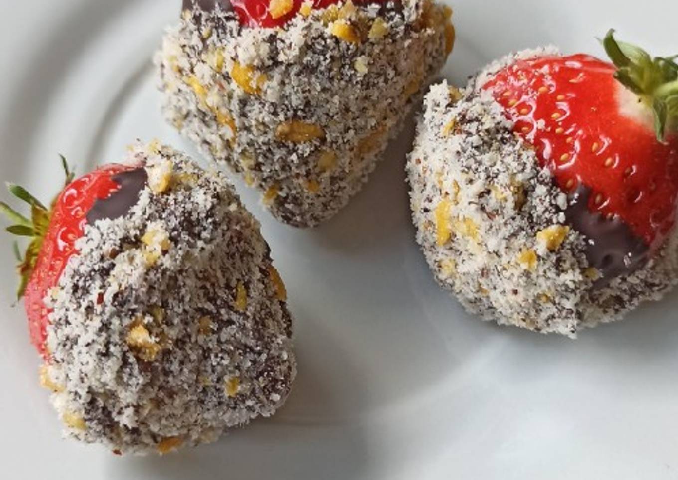 Fraises croustillantes, chocolat, corn-flakes et noisettes