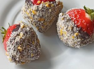 Une photo de Fraises croustillantes, chocolat, corn-flakes et noisettes