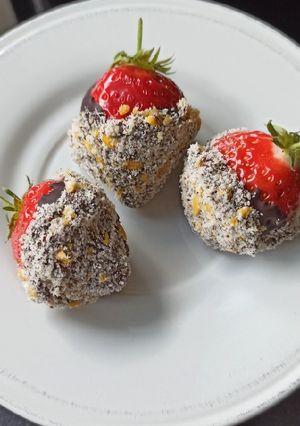 Une photo de Fraises croustillantes, chocolat, corn-flakes et noisettes