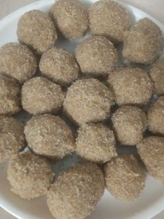 मोठे आटे के लड्डू (Moth aate ke ladoo recipe in hindi) रेसिपी मुख्य फोटो