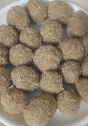 मोठे आटे के लड्डू (Moth aate ke ladoo recipe in hindi) रेसिपी मुख्य फोटो