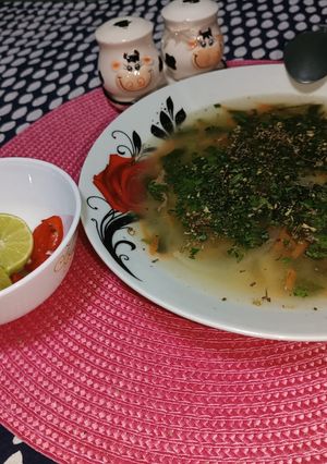 Una foto de Sopa de pollo con avena y verduras a mi estilo