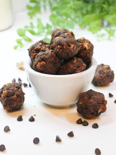 A picture of Brownie Protein Balls.