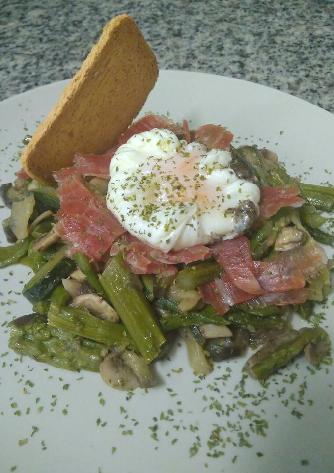Una foto de Revuelto de verduras y huevo escalfado