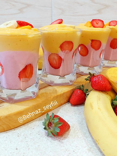 عکسی از دستور اسموتی دورنگ توت فرنگی،موز و انبه🥭🍌🍓