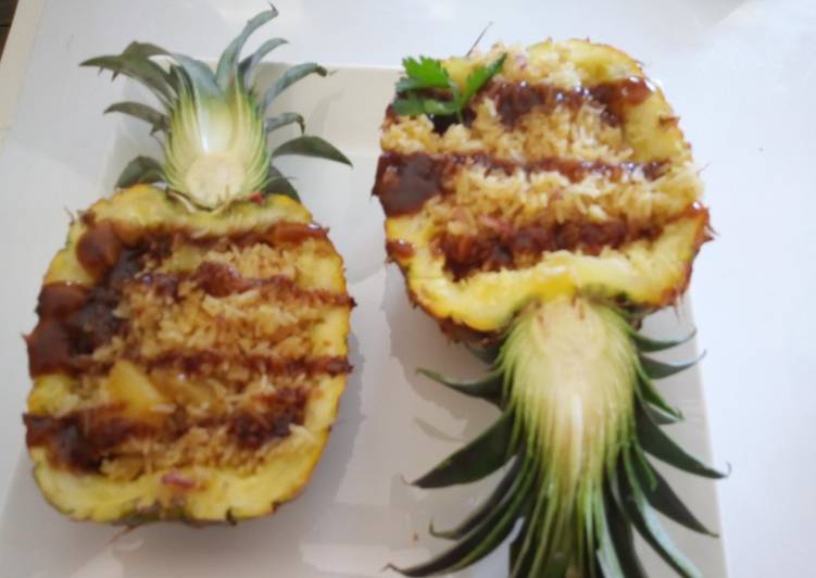 How to Prepare Super Quick Homemade Fried Pineapple Rice on a Pineapple Boat