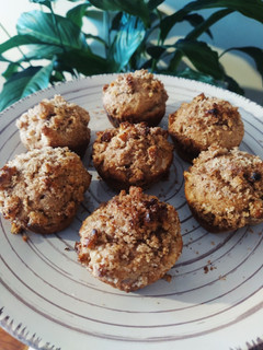 Una foto de Muffins integrales de manzana con crumble de nueces