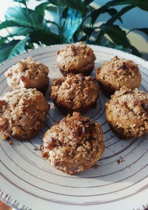 Una foto de Muffins integrales de manzana con crumble de nueces